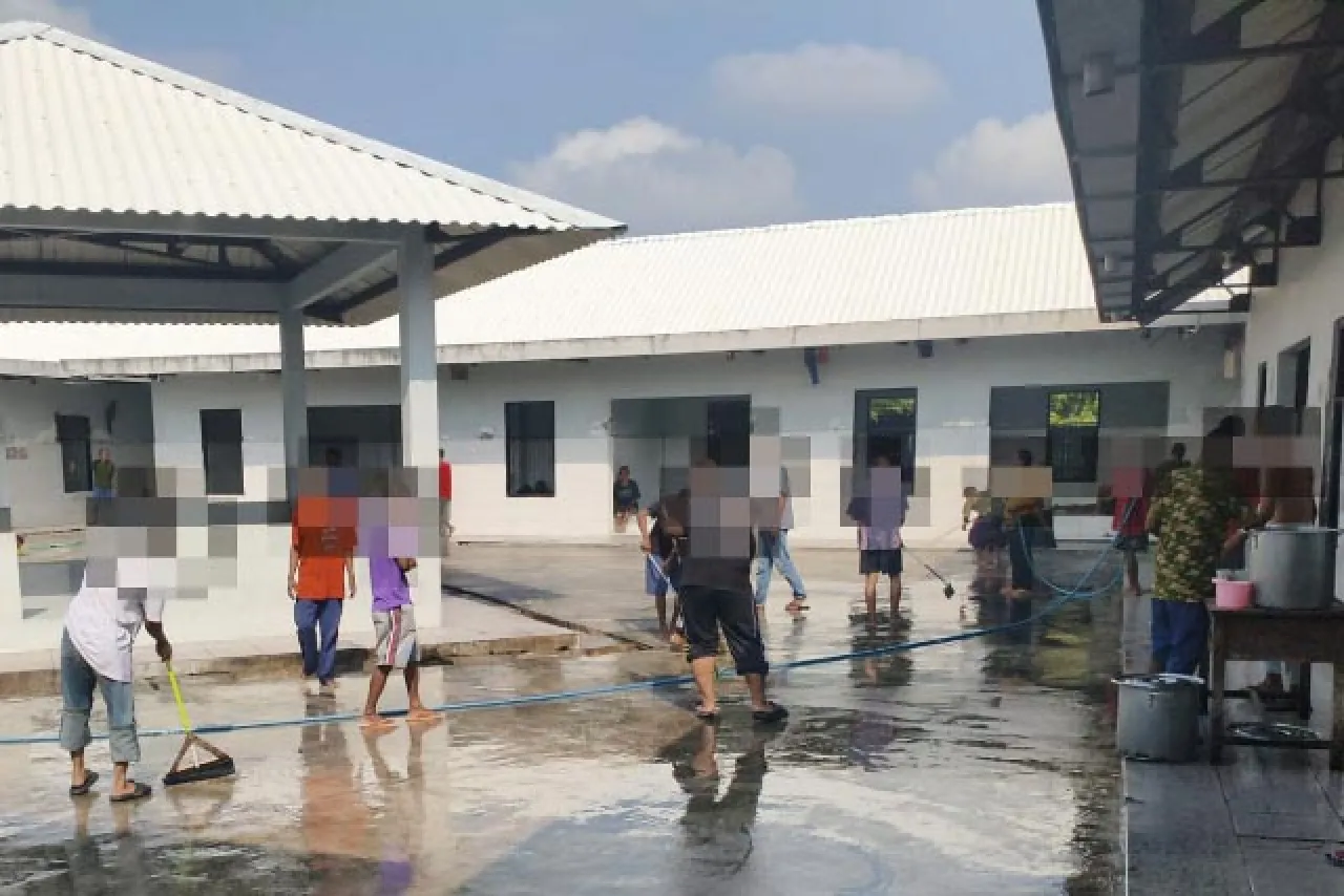 45 Penerima RJ Jalani Sanksi Sosial di Liponsos Keputih, Bantu Mandikan ODGJ!