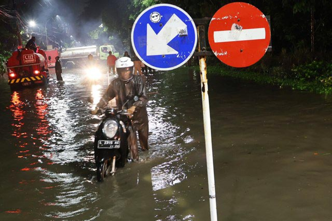 Surabaya Diterjang Banjir di Awal 2026, 97 Damkar Dikerahkan Sedot Genangan