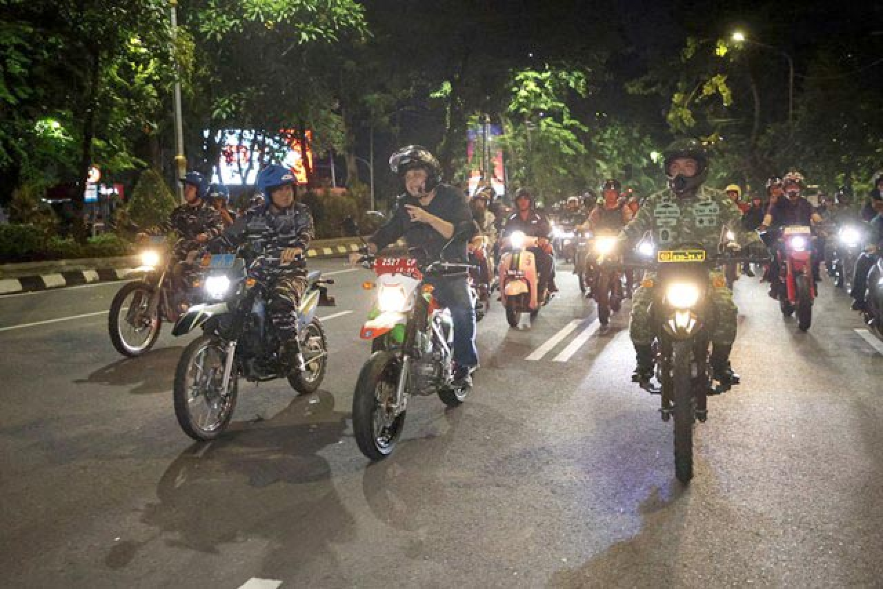 Surabaya Tanpa Pesta Kembang Api, Eri Cahyadi Pantau Malam Tahun Baru Naik Motor