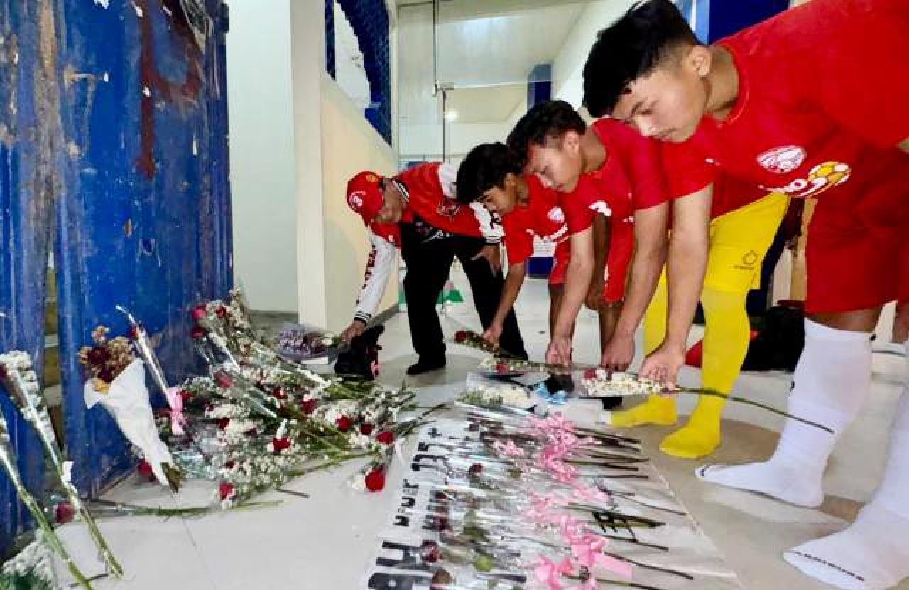 Kenang Tragedi Kanjuruhan, Seleksi Banteng Jatim FC U-17 Diawali Tabur Bunga