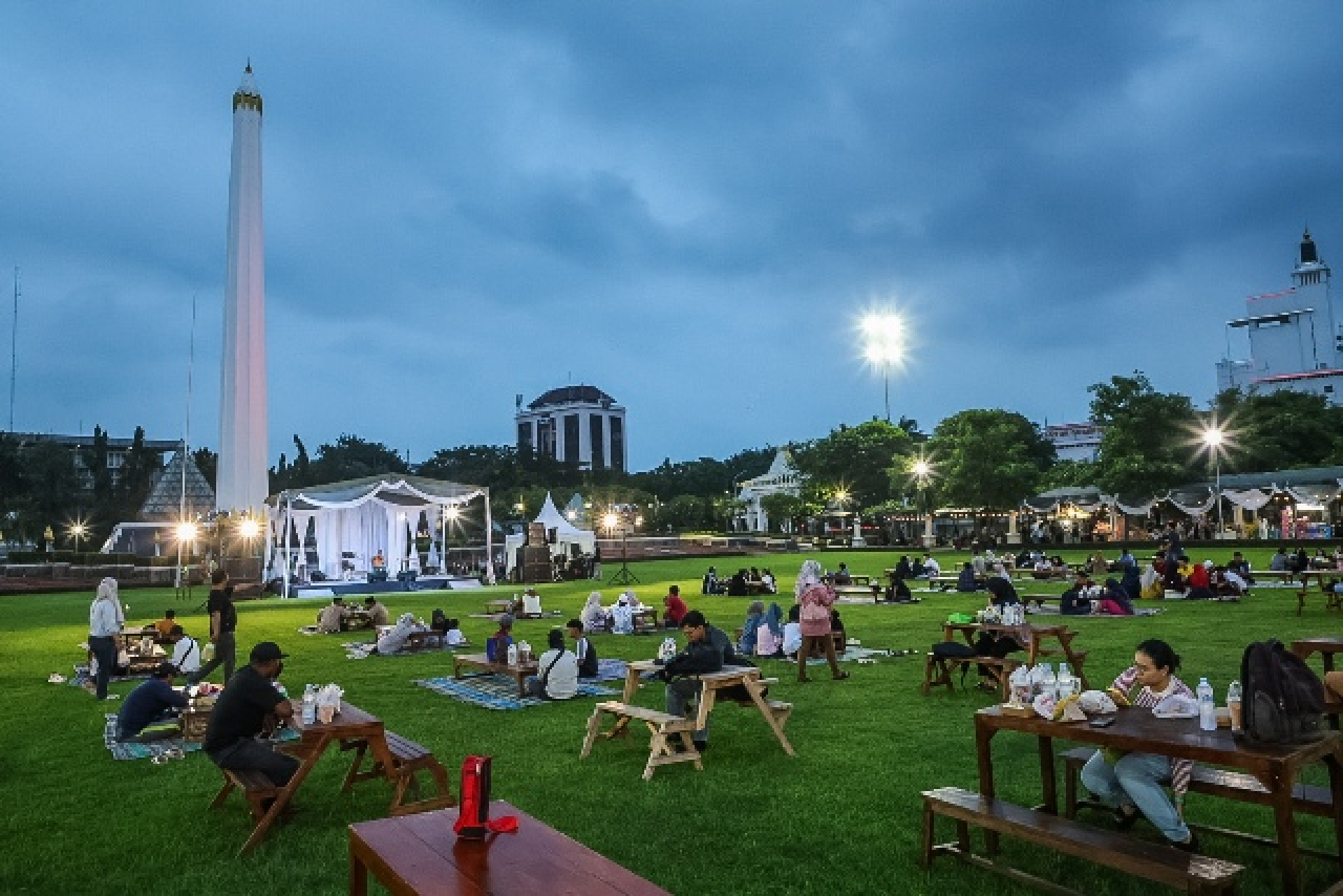 Serunya Ngabuburit di Tugu Pahlawan, Ruang Terbuka Disulap Jadi Mini Camping!