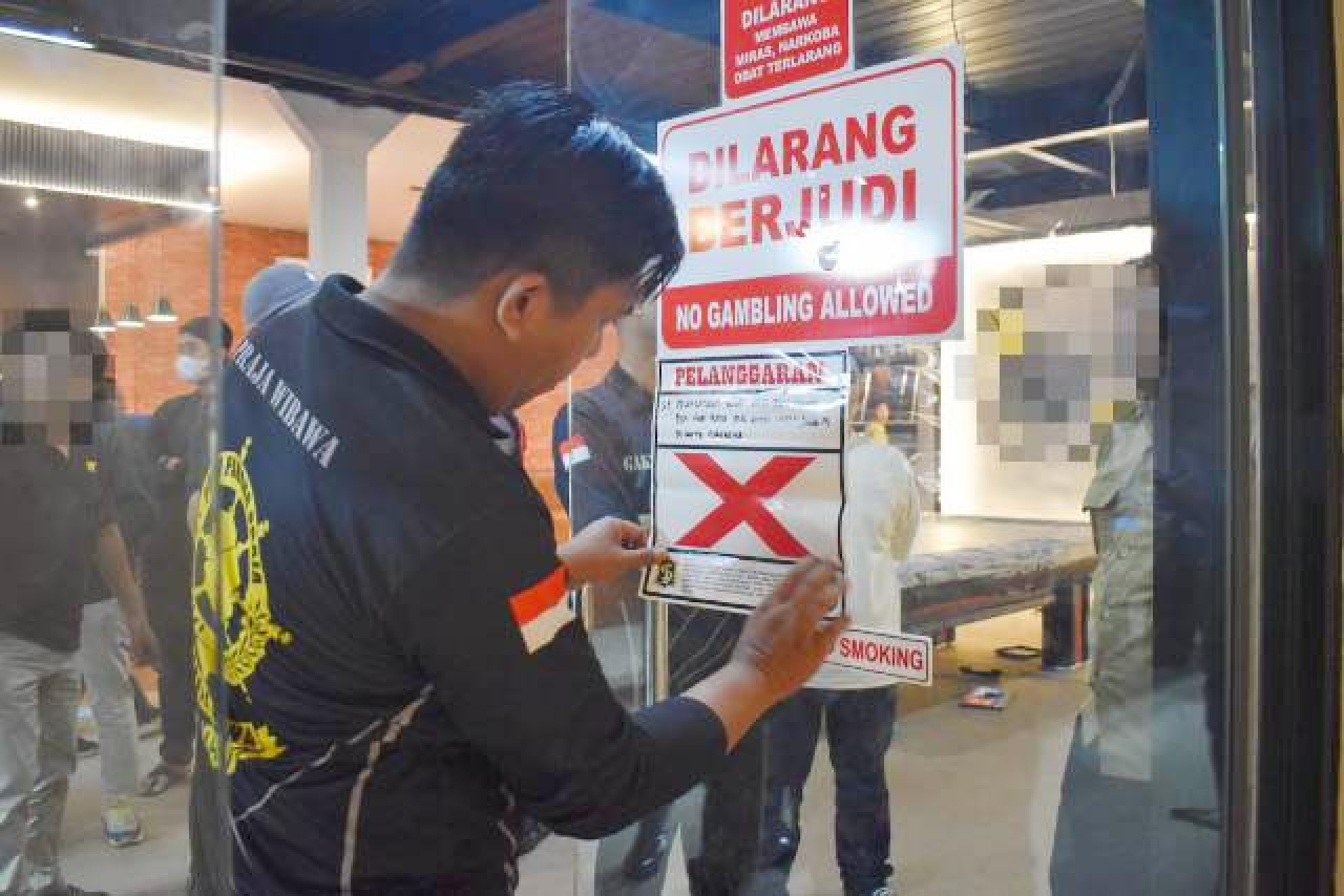 Nekat Buka saat Ramadan, Pemkot Surabaya Segel Tempat Biliar dan Panti Pijat!