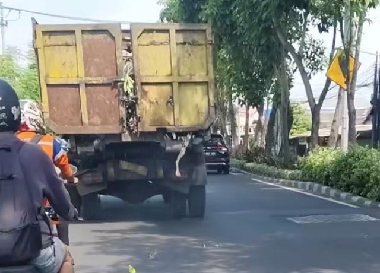 Truk Bawa Sampah Berserakan Jadi Sorotan, Pemkot Surabaya Angkat Bicara!
