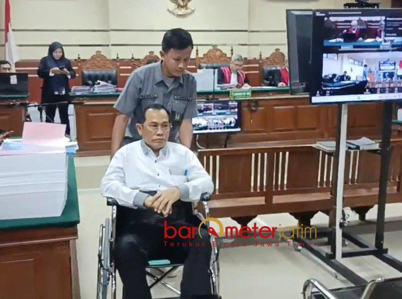 Jadi Terdakwa Korupsi, Eks Pejabat Dindik Jatim Hudiyono 'Mendadak' Berkursi Roda!