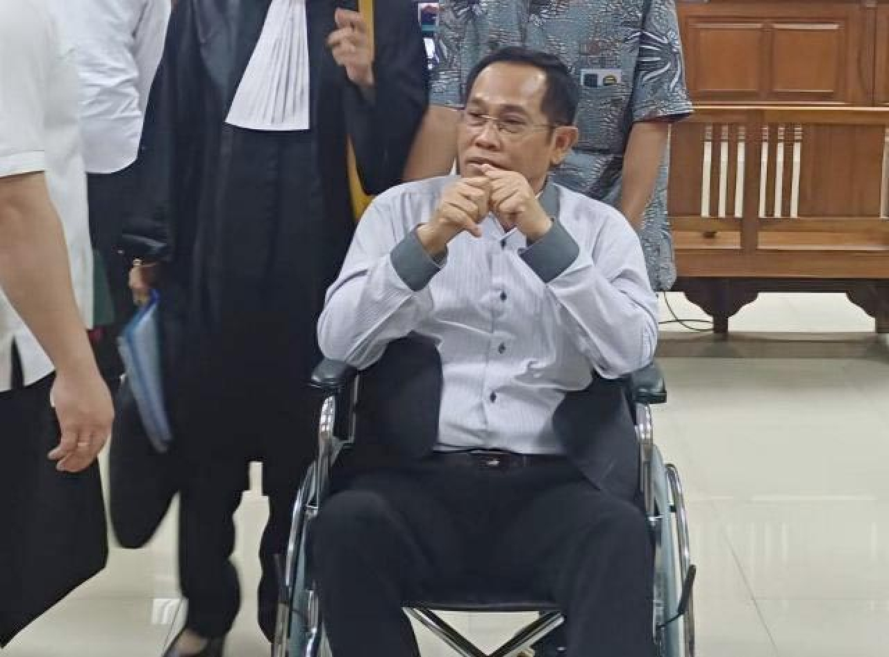 Jalani Sidang Perdana Korupsi Dindik Jatim Rp 65 M, Hudiyono Pakai Kursi Roda!