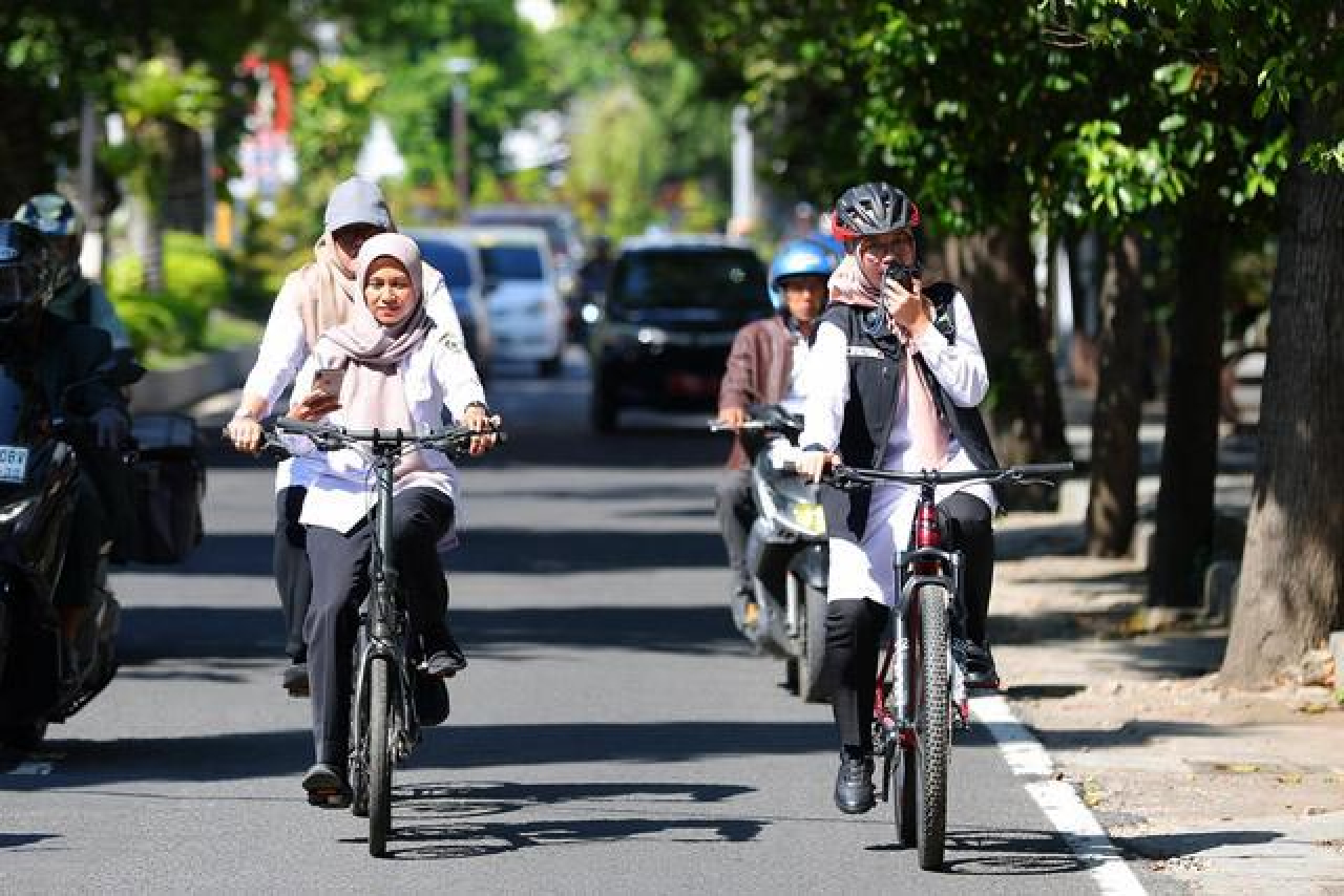 Ajak ASN Banyuwangi Hemat BBM, Bupati Ipuk Ngantor Naik Sepeda!