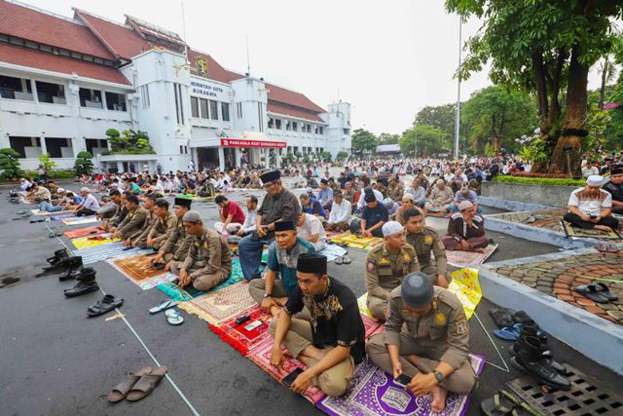 Shalat Idul Adha di Balai Kota Surabaya, Gerimis Tak Surutkan Antusias Warga