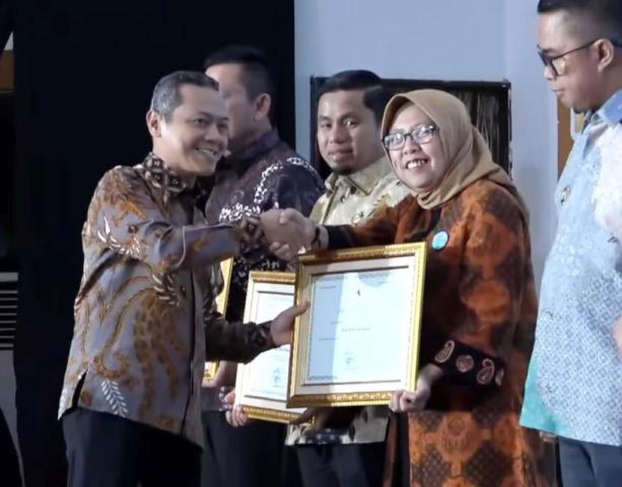Lestarikan Bahasa Jawa, Surabaya Diganjar Penghargaan dari Kemendikdasmen
