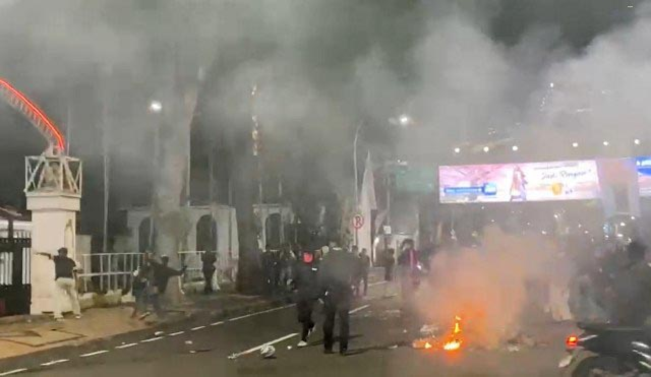 Grahadi Kembali Dirusak Pendemo, Gus Hans Lihat Ada Sentimen Negatif ke Khofifah!