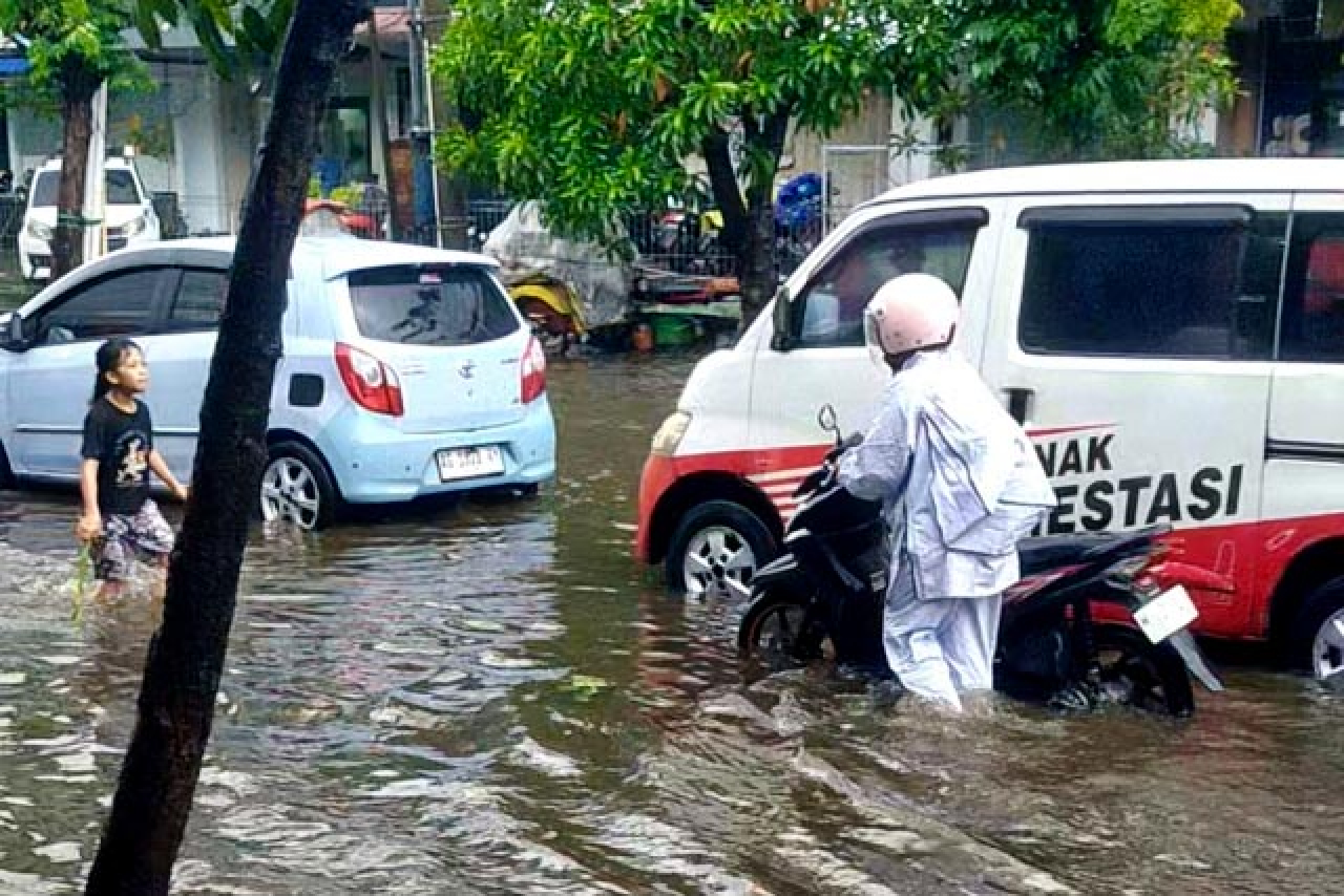 Surabaya Tergenang, Pompa Tak Bekerja Maksimal akibat Pasang Air Laut!