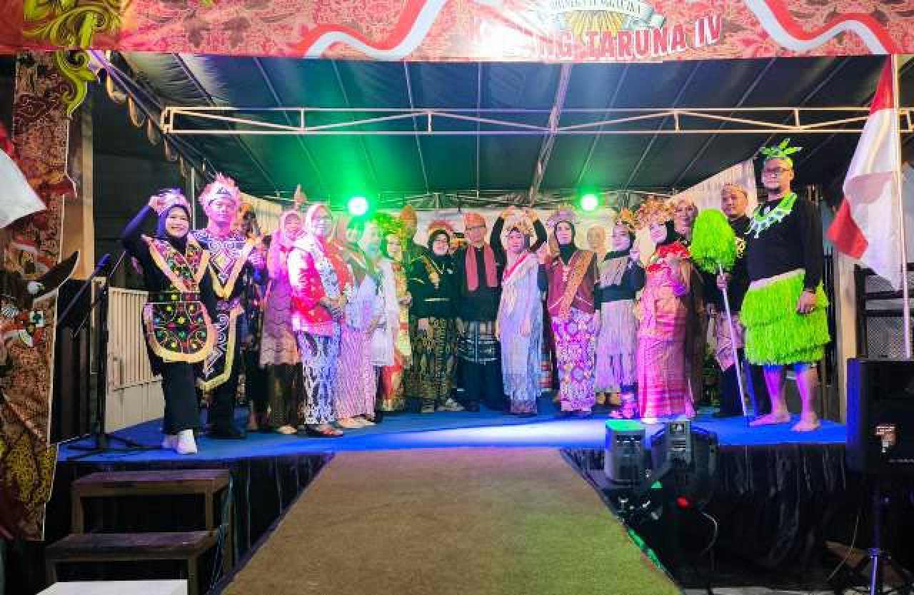 Peringati HUT ke-81 RI, Warga di Surabaya Gelar Lomba Baju Adat Nusantara