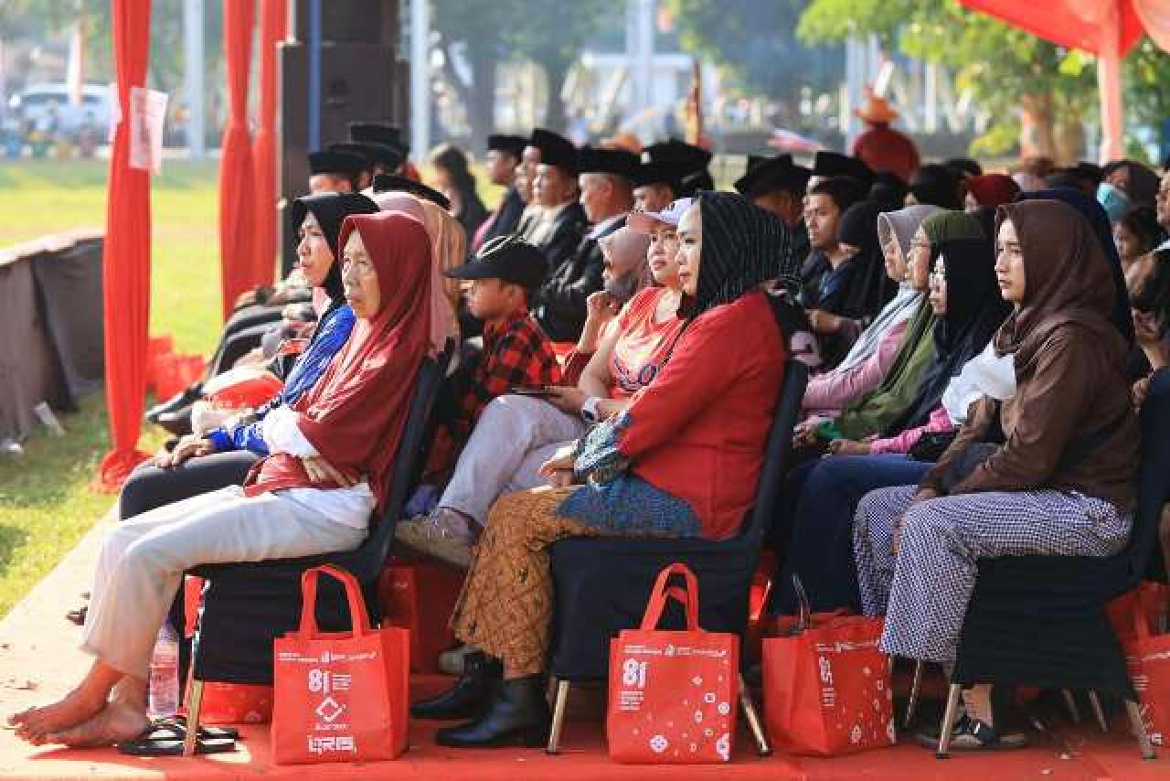 Emak-emak di Banyuwangi Nonton Upacara HUT RI: Usai Masak, Meluncur ke Lokasi!