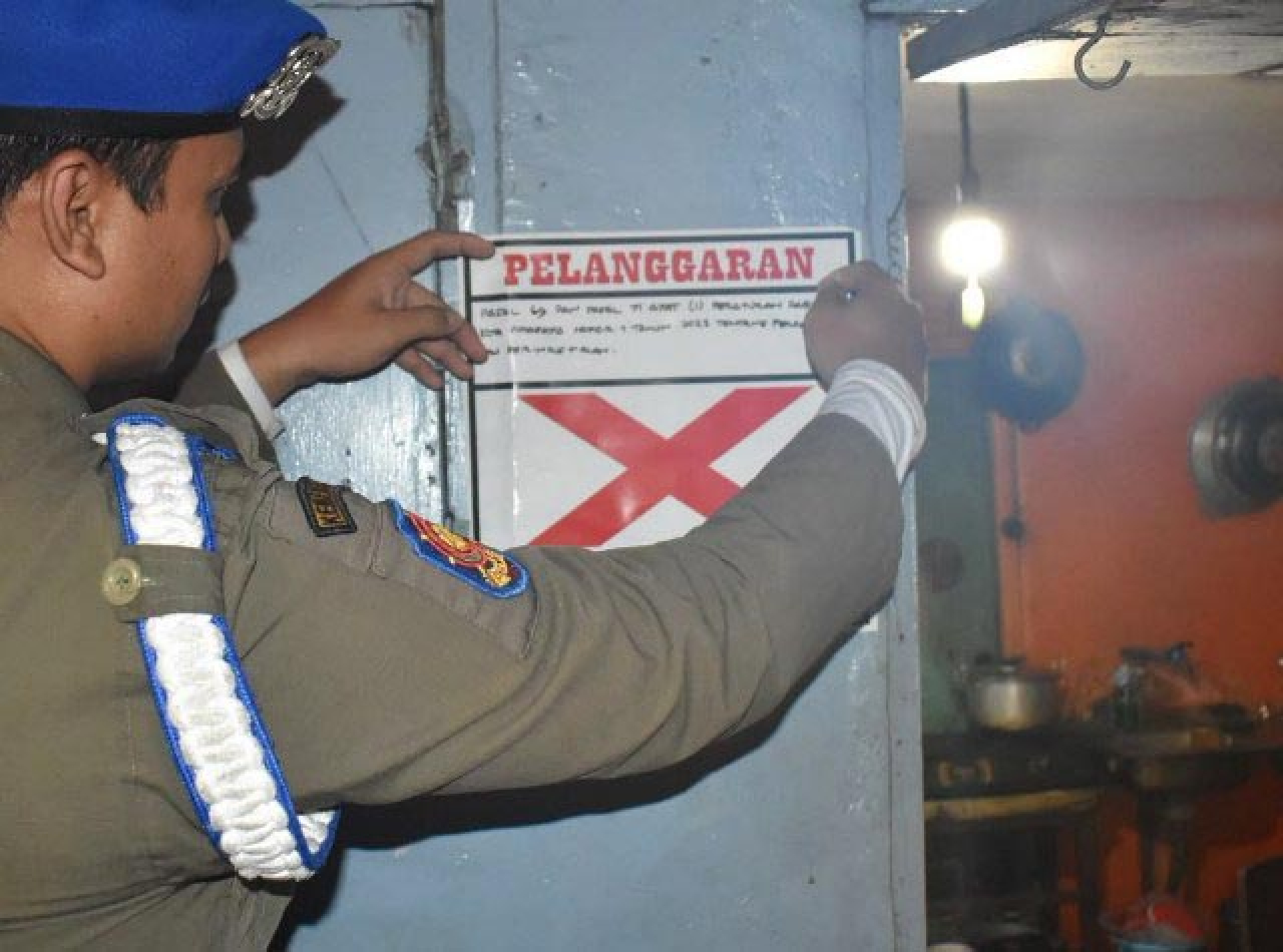 Satpol PP Surabaya Temukan Warkop Jual Miras, Langsung Disegel!