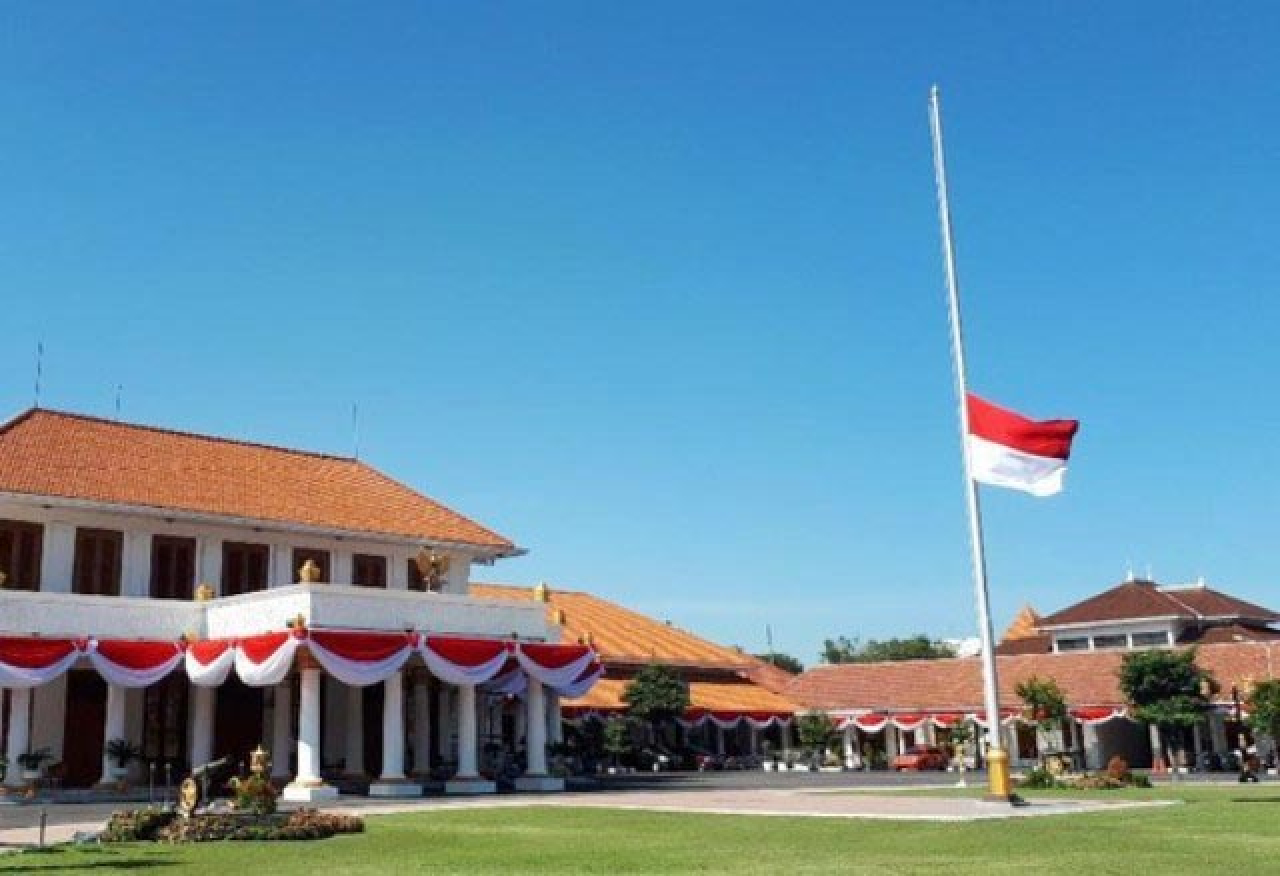 Kenang G30S PKI, Khofifah ke Warga Jatim: Kibarkan Bendera Setengah Tiang!
