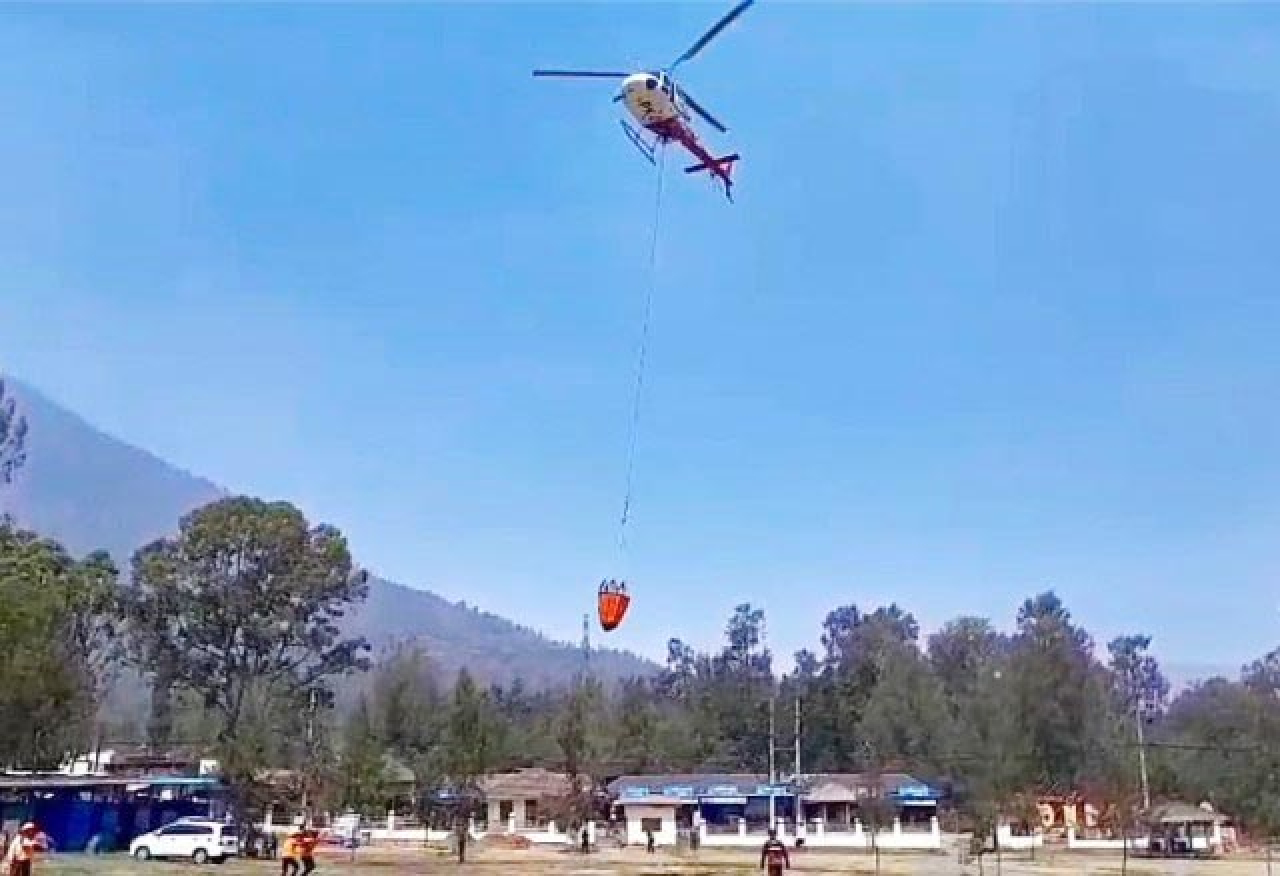Karhutla Gunung Ijen, Helikopter Water Bombing BPBD Jatim Beri Bantuan Udara!