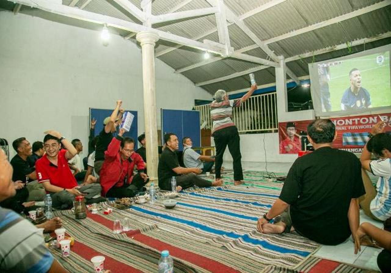 Pilih Nobar Final Piala Dunia di Balai RW, Adi Sutarwijono: PDIP Menangis dan Tertawa Bersama Rakyat!